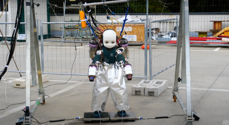 Peneliti Italia Telah Membangun Robot Humanoid Yang Suatu Hari Nanti Bisa Terbang Seperti Iron Man