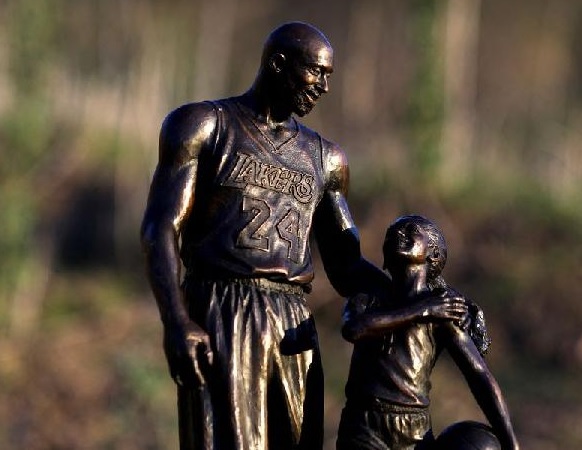Patung Kobe Bryant dan Gianna Sudah Berdiri Di Lokasi Kecelakaan