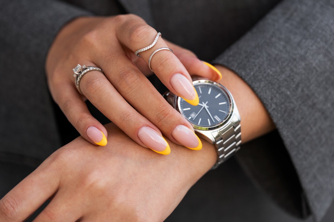 10 Rekomendasi Jam Tangan Wanita Terbaik, Desain Simple!