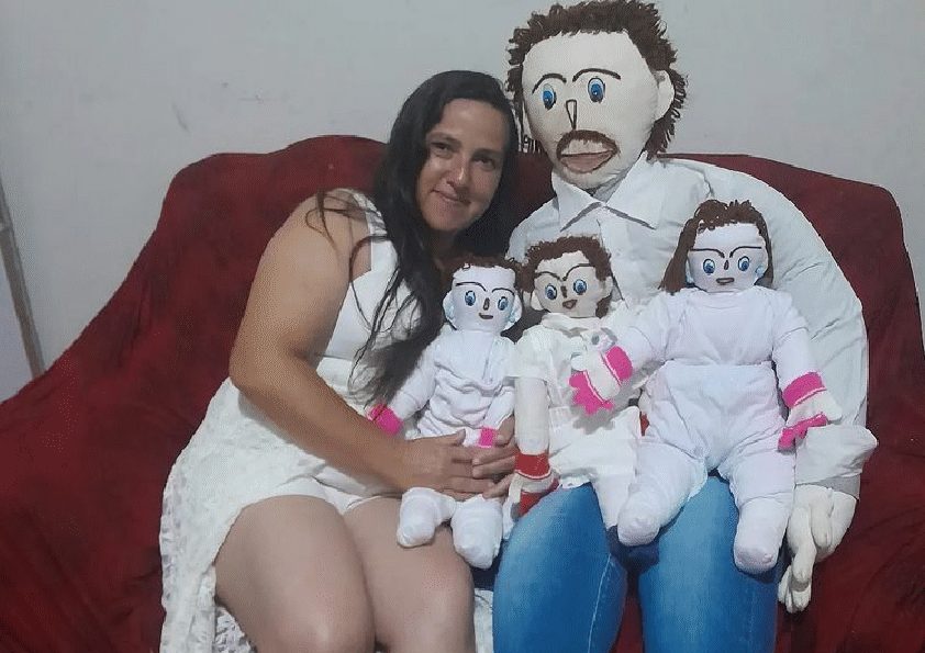 Wanita Ini Nikah dengan Boneka dan Punya 3 Anak Mainan!