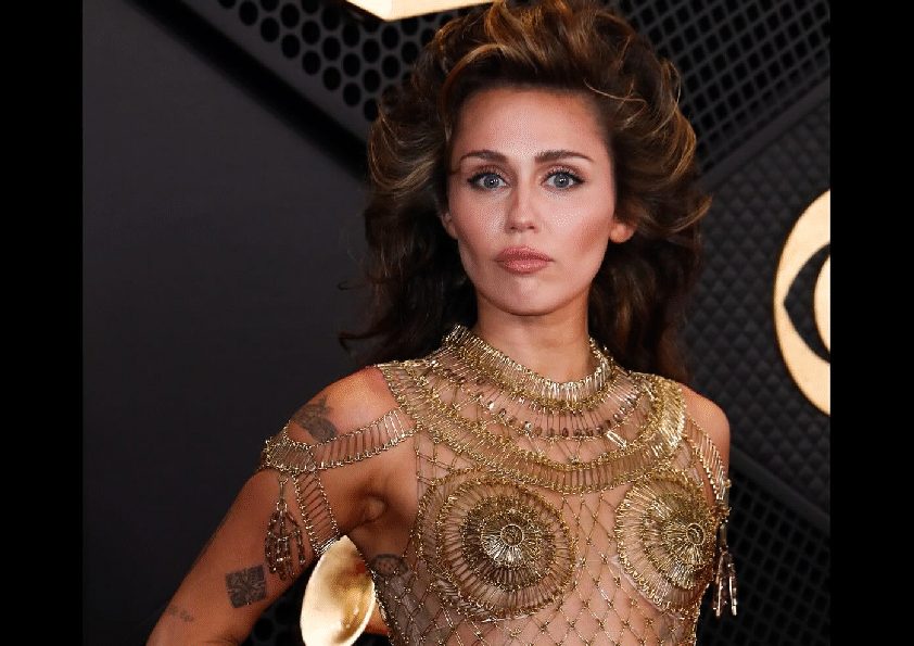 Gaun yang Dipakai Miley Cyrus Saat Grammy Awards 2024, Terbuat dari 14.000 Peniti!